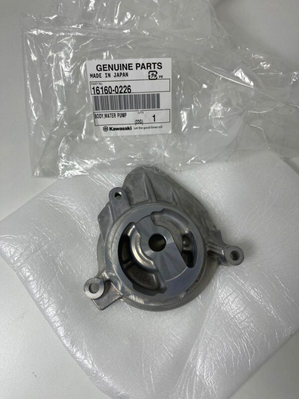 CUERPO BOMBA DE AGUA ORIGINAL KAWASAKI ZX10R 2011-2023 - Image 3